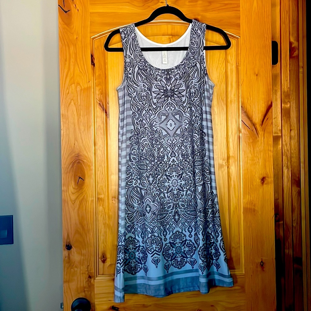 Aventura sleeveless gray and charcoal printed dress small